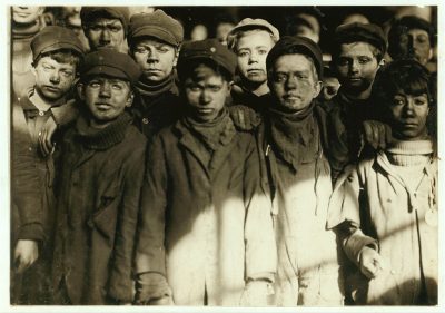 Δύο εκατομμύρια παιδιά εργάζονταν στην αμερικανική βιομηχανία το 1910! Οι φωτογραφίες που συγκλόνισαν τον κόσμο και άλλαξαν τους νόμους για την παιδική εργασία