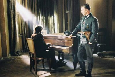 Η συγκλονιστική σκηνή της ταινίας “Ο Πιανίστας” όταν ο απελπισμένος Σπίλμαν έπαιξε πιάνο για τον Γερμανό αξιωματικό, που τον προστάτευσε για το υπόλοιπο του πολέμου