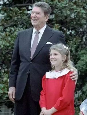 Ποιο είναι το κοριτσάκι δίπλα στον Πρόεδρο Ρήγκαν που έχει νονό τον Σπίλμπεργκ και είναι νονά του παιδιού του Κερτ Κομπέιν. Έγινε διάσημη ηθοποιός του Χόλιγουντ