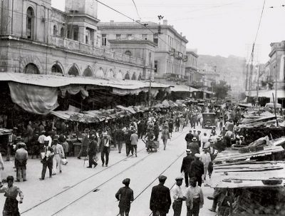 Η χριστουγεννιάτικη αγορά της Αθήνας, όταν ο Συγγρός κατέβαινε για ψώνια μαζί με τον ιδιοκτήτη του ξενοδοχείου Μεγάλη Βρετάνια. Αριστοκράτες και λαός στα Λαχανο-Ορνιθοπωλεία