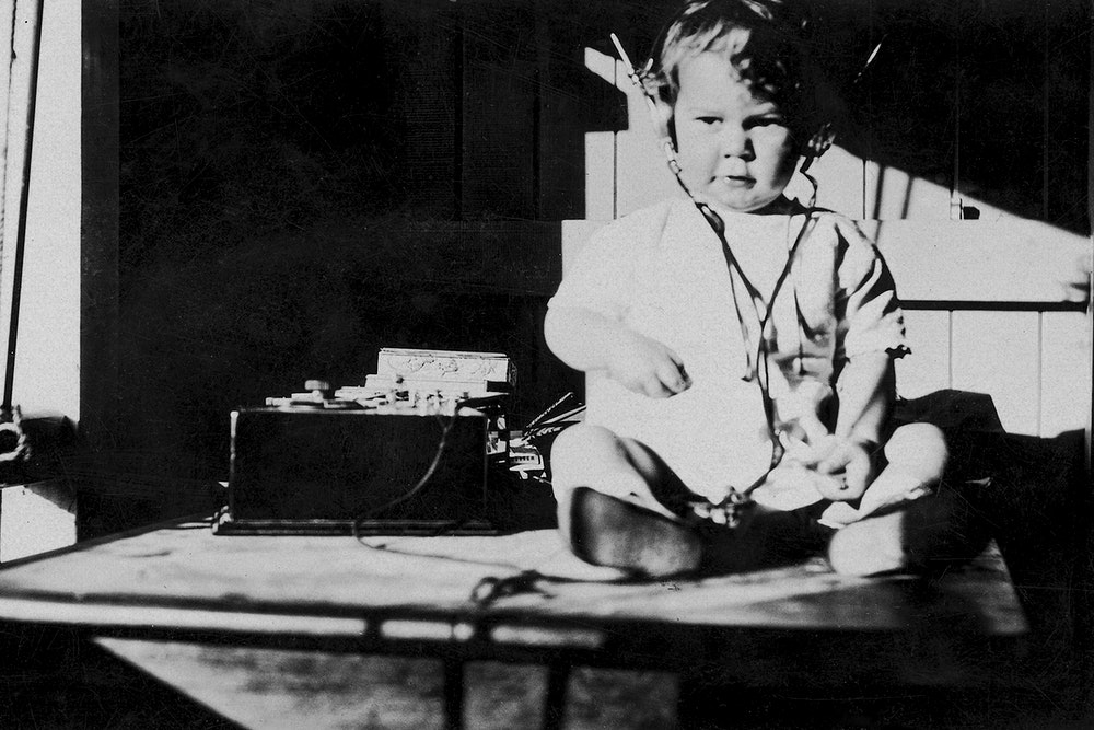 Η συμμετοχή των νοσοκόμων στα πειράματα του Χίτλερ για μικρά παιδιά. Φορούσαν μάσκες προστασίας από την ακτινοβολία και είχαν εκπαιδευτεί για να “φροντίζουν” τα ορφανά