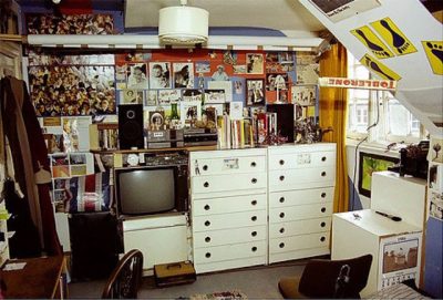 Τα εφηβικά δωμάτια των ΄80ς. Ταπετσαρία, αφίσες, αυτοκόλλητα, περιοδικά και ραδιοκασετόφωνο που ακουγόταν σε όλη τη γειτονιά