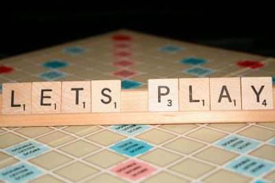 Το Scrabble επινοήθηκε από έναν άνεργο αρχιτέκτονα. Το δημοφιλές επιτραπέζιο παιχνίδι λέξεων είχε απορριφθεί από όλες τις εταιρίες. Την παραγωγή ανέλαβε ο ίδιος στο σπίτι του