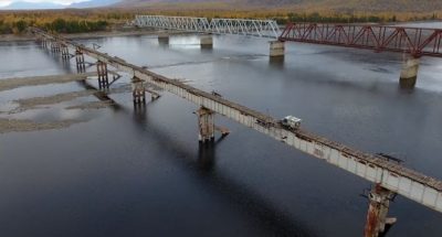Φορτηγάκι διασχίζει την ξύλινη γέφυρα του τρόμου πάνω από ποταμό στη Σιβηρία. Τουλάχιστον επιχειρεί, γιατί το τέλος της προσπάθειας παραμένει άγνωστο