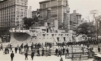 To θωρηκτό που “έδεσε” σε κεντρική πλατεία της Νέας Υόρκης στον Α’ Παγκόσμιο Πόλεμο. Λειτουργούσε ως κράχτης για τη στρατολόγηση εθελοντών. 25.000 ανταποκρίθηκαν