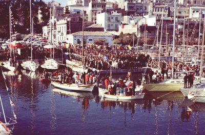 Θεοφάνεια στον παλιό Πειραιά. Τα αγήματα και οι διαγωνισμοί των βουτηχτάδων από τα νησιά. Δείτε το φιλμ από τον εορτασμό του 1955