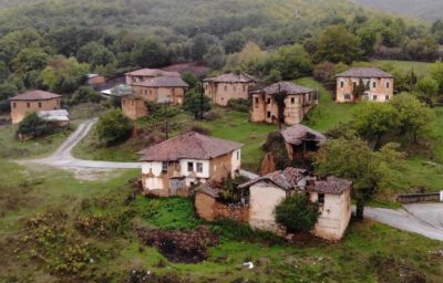 Τα έρημα πλινθόκτιστα χωριά της Καστοριάς που έγιναν κινηματογραφικό σκηνικό. Εκεί συγκρούστηκαν οι Μακεδονομάχοι με τους Κομιτατζήδες (drone)