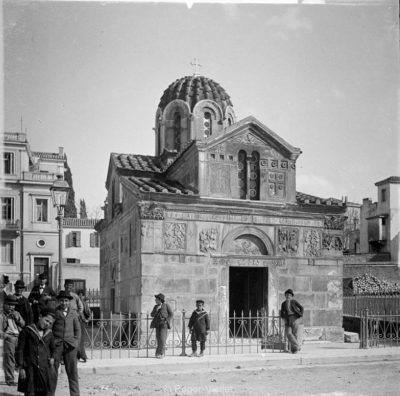 Το αρχαίο μυστικό που κρύβει το εκκλησάκι δίπλα στη Μητρόπολη Αθηνών. Ο αρχιτέκτονας χρησιμοποίησε παλιό οικοδομικό υλικό από έναν ναό που προστάτευε τις εγκυμονούσες. Τι ανακάλυψαν οι αρχαιολόγοι