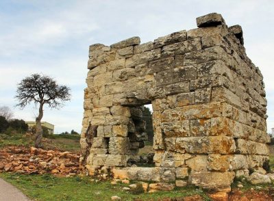 Οι άγνωστοι Πύργοι γύρω από την λίμνη του Μαραθώνα. Που βρίσκονται τα εντυπωσιακά απομεινάρια της Φραγκοκρατίας και της οχύρωσης της αρχαίας Αθήνας. Επικοινωνούσαν μεταξύ τους και προστάτευαν από τις επιδρομές