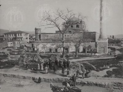 Η σπάνια φωτογραφία του βυζαντινού ναού της Αγίας Σοφίας στη Θεσσαλονίκη πριν παραδοθεί στις φλόγες. Είχε μετατραπεί σε τζαμί από τον Σουλεϊμάν και όταν αποκαταστάθηκε αποκαλύφθηκε το περίφημο ψηφιδωτό του τρούλου