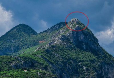 Σε ποιο βουνό σχηματίζεται το πρόσωπο του Δία που “κοιτάζει” τον Όλυμπο. Ο παράδοξος σχηματισμός της φύσης που εντυπωσιάζει. Πήρε το όνομά του από τα ουρλιαχτά των λύκων