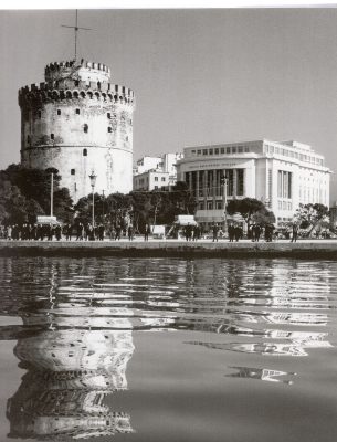 Πρωταγωνίστησε στον Μακεδονικό Αγώνα, τίμησε τους ήρωες της, κινδύνευσε, καταστράφηκε και έγινε μάνα χιλιάδων προσφύγων. Η Θεσσαλονίκη μέσα από σπάνιες φωτογραφίες