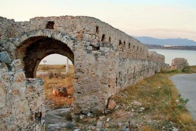 Το άγνωστο μεγάλο οχυρό της Ελληνικής επανάστασης λίγo έξω από την Αθήνα. Πως οι ντόπιοι ξεγέλασαν τον Οθωμανό κυβερνήτη και πήραν άδεια να φτιάξουν μια μάντρα για τα ζώα (βίντεο Drone)