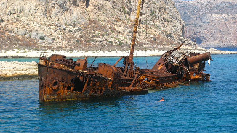 Το μότορσιπ που “κοιμάται” μισό αιώνα στην Ήμερη Γραμβούσα. Το περιπετειώδες ταξίδι του πλοίου και το ατύχημα που το καθήλωσε στην παραλία του νησιού