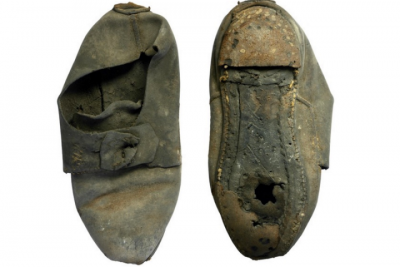 Το παπούτσι – παγίδα που εξουδετέρωνε τα κακά πνεύματα. Βρέθηκε εντοιχισμένο στο Πανεπιστήμιο του Κέιμπριτζ και συνδέεται με την “αποτρεπτική” μαγεία στην οποία πίστευαν οι Βρετανοί τον 17ο αιώνα