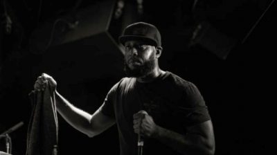 O ράπερ Talib Kweli που θεωρεί ότι ο Ομπάμα έπαιξε αρρωστημένο παιχνίδι. Δεν φοράει αλυσίδες, δεν οδηγεί λιμουζίνες και δεν πιστεύει στους “επαναστάτες του πληκτρολογίου”