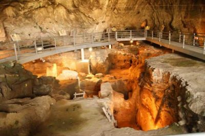 Η παλαιότερη κατασκευή στην Ελλάδα βρίσκεται σε σπήλαιο στα Μετέωρα. Ίχνη που χρονολογούνται πριν από 130.000 χρόνια μαρτυρούν ότι οι Νεάντερταλ ήταν εκεί