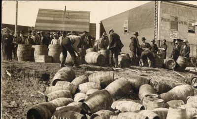 Η Ποτοαπαγόρευση μέσα από καταπληκτικές φωτογραφίες. Θησαύρισε ο Αλ Καπόνε και βούλιαξε η οικονομία. Εκατομμύρια λίτρα αλκοόλ καταστράφηκαν και χάθηκαν χιλιάδες θέσεις εργασίας