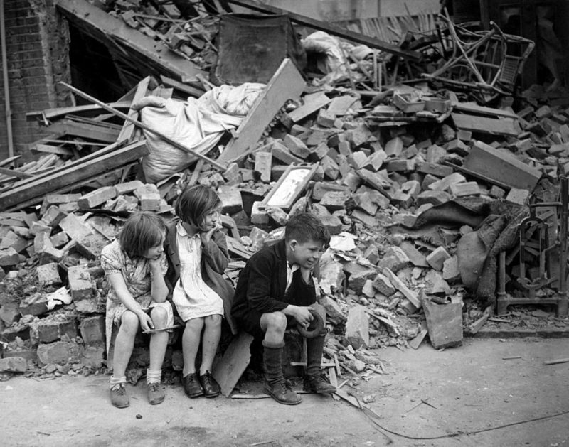 Τρία παιδιά κλαίνε πάνω στα συντρίμμια του σπιτιού τους. Oι αεροπορικές επιδρομές της ναζιστικής Λουφτβάφε που ισοπέδωσαν το Λονδίνο