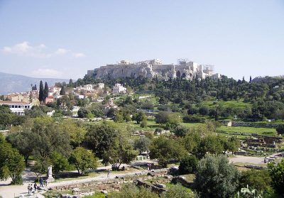 Που βρισκόταν το πρώτο θέατρο της αρχαίας Αθήνας. Η επεισοδιακή παράσταση του Αισχύλου στην οποία κατέρρευσαν οι ξύλινες εξέδρες μαζί με τους θεατές