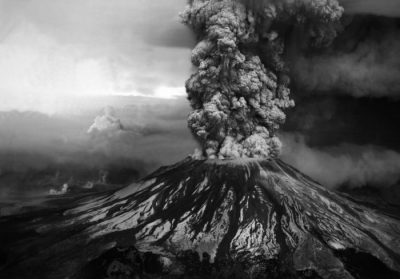 Ο φωτογράφος που κατέγραψε την έκρηξη του ηφαιστείου και τον θάνατό του. “Νιώθω ότι βρίσκομαι στα πρόθυρα πριν γίνει κάτι”, έγραφε και έζησε για λίγο τη μεγαλύτερη κατολίσθηση της ιστορίας