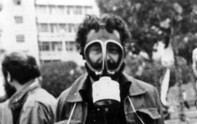 Γιατί φοράει μάσκα ο κύριος;  Όχι, δεν είναι για να προστατευθεί από δακρυγόνα που έριξαν τα ΜΑΤ σε επεισόδια στο κέντρο της Αθήνας