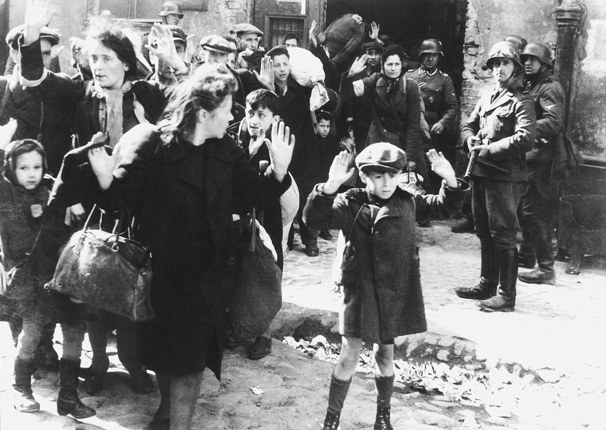 Τι απέγινε το παιδί που σηκώνει τρομαγμένο τα χέρια ψηλά; Από τα άτομα που εικονίζονται στη φωτογραφία επέζησαν μόνο 2, μετά το τέλος του δευτέρου παγκοσμίου πολέμου