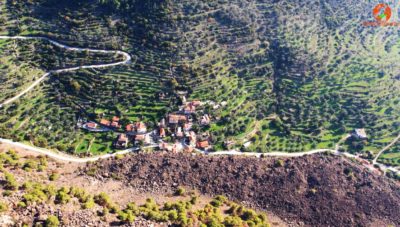 Καμένη Χώρα. Το χωριό με τους 30 κρατήρες. Δείτε από ψηλά την περιοχή που χτίστηκε πάνω στη λάβα (βίντεο drone)