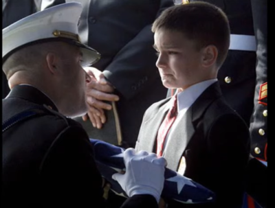 Η οδύνη του παιδιού που παραλαμβάνει τη σημαία από το φέρετρο του πατέρα του. Έγινε σύμβολο κατά του πολέμου του Ιράκ και οδήγησε στη δημιουργία οργάνωσης για τα ορφανά των στρατιωτικών