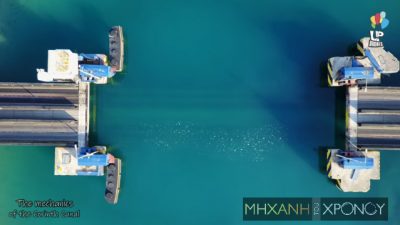 Αυτός είναι ο “άγνωστος” Ισθμός της Κορίνθου με τις δύο βυθιζόμενες γέφυρες. Δείτε από ψηλά, αλλά και κάτω από την επιφάνεια της θάλασσας τις γέφυρες που βυθίζονται όταν περνάνε τα πλοία (βίντεο drone)