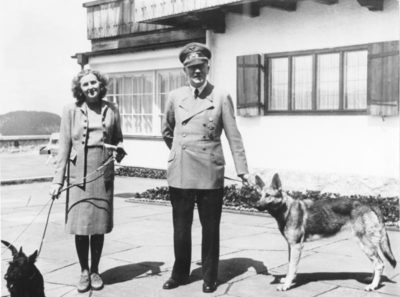 Οι Ναζί εκπαίδευαν σκύλους να μιλάνε και να διαβάζουν για να κερδίσουν τον πόλεμο. Το σχολείο που τα σκυλιά εκπαιδεύονταν να επικοινωνούν, ακόμη και να “προσφωνούν” τον Φύρερ!