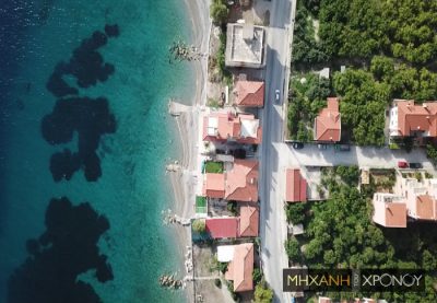 Δείτε από ψηλά το πανέμορφο χωριό με τους δεκάδες ντόκους που δημιούργησαν “ιδιωτικές” παραλίες. Γιατί η θαλάσσια διάβρωση απειλεί τα σπίτια (βίντεο drone)
