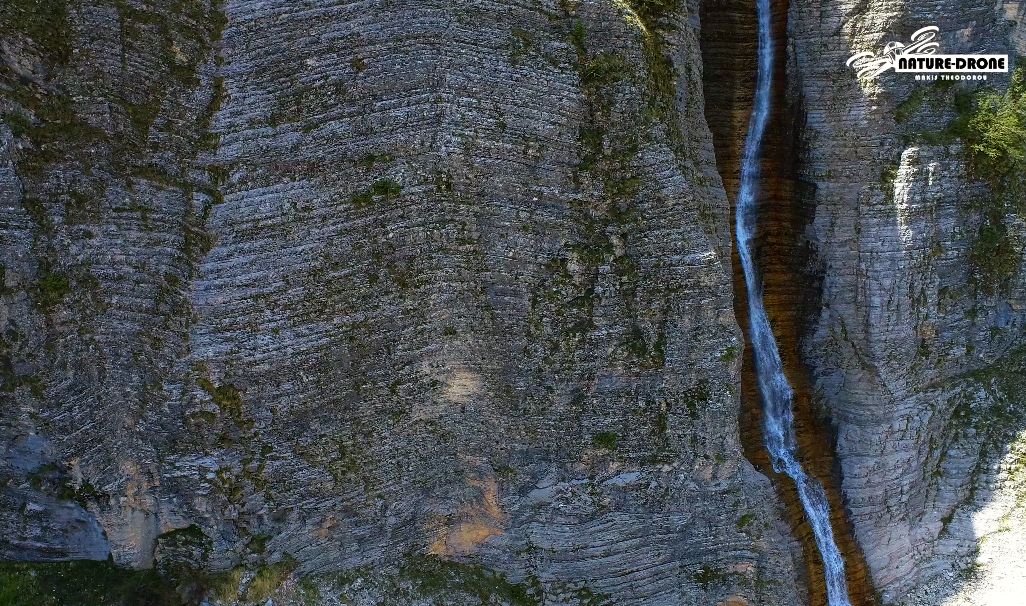 Που βρίσκεται ο μεγαλύτερος καταρράκτης της Ελλάδας που φτάνει τα 350 μέτρα ύψος. Η πορεία του νερού προκαλεί ίλιγγο (drone)