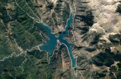 Η λίμνη που έχει σχήμα πεταλούδας. Τα νερά της ταξιδεύουν με σήραγγα μήκους 188 χιλιομέτρων και υδρεύουν την Αθήνα