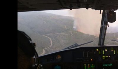 Εικόνες από το φλεγόμενο Μάτι μέσα από το πιλοτήριο ενός Καναντέρ. Η δραματική μάχη του αέρα και η υπερπροσπάθεια των χειριστών (βίντεο)