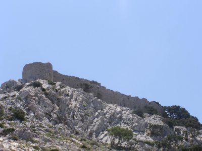 Πού βρίσκεται ο άγνωστος Μυστράς του Αιγαίου που έσφυζε από ζωή πριν από 13 αιώνες.  Με ποιο τέχνασμα ο σταυροφόρος Σανούδος εκδίωξε από εκεί τους Γενοβέζους πειρατές