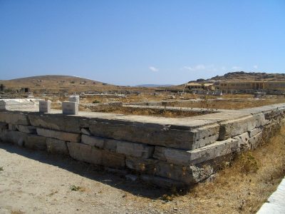 Αναστηλώνεται ο Ναός του Απόλλωνα στη Δήλο. Τον είχαν χτίσει οι Αθηναίοι για να εξευμενίσουν το θεό μετά τον μεγάλο λοιμό. Θεωρείται έργο του σπουδαίου Καλλικράτη