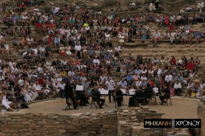 Μοναδική συνάντηση με την Καμεράτα στο απομονωμένο Αρχαίο Θέατρο Κέας. Οι θεατές έφτασαν δια θαλάσσης στην Καρθαία με βάρκες ή μέσω μονοπατιών. Βίντεο με στιγμιότυπα