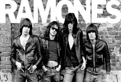 Η “κατάρα” των Ramones. Μισούσαν ο ένας τον άλλον και πέθαναν σχεδόν πενηντάρηδες με διαφορά λίγων χρόνων. Είχαν προβληματική εφηβεία και παράπονο ότι δεν αναγνωρίστηκαν όσο θα ήθελαν