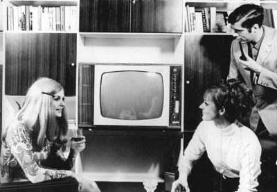 Γιατί χιλιάδες τηλεοράσεις εκρήγνυνταν τα πρώτα χρόνια λειτουργίας. Η σύσταση που έγινε εμμονή σε όλους τους γονείς: “η tv μακριά από τον τοίχο και τα καλοριφέρ”