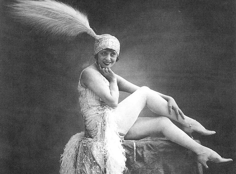Το πιο ακριβοπληρωμένο αστέρι του Μουλέν Ρουζ που είχε ασφαλίσει τα πόδια της για μισό εκατομμύριο φράγκα. Από πλανόδια πωλήτρια έγινε η πιο σέξι χορεύτρια του μπαλέτου