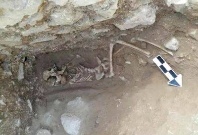 Βρέθηκε “παιδί – βαμπίρ” με μια πέτρα στο στόμα σε ρωμαϊκό νεκροταφείο στην Ιταλία. Οι αρχαιολόγοι πιστεύουν πως ενταφιάστηκε με τελετουργικό τρόπο για να μην αναστηθεί από τους νεκρούς