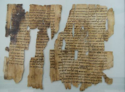 Πλαστά αποδείχθηκαν πέντε από τα ιστορικά “Χειρόγραφα της Νεκράς Θάλασσας” που θεωρούνταν τα παλαιότερα αντίγραφα της Βίβλου. Αποσύρθηκαν από το Μουσείο