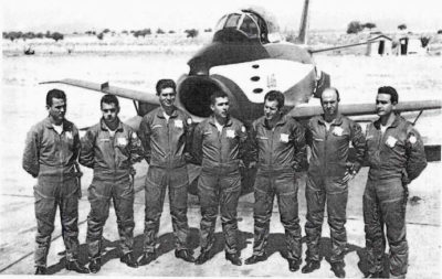 Οι Έλληνες πιλότοι που αποτέλεσαν το πρώτο ακροβατικό σμήνος της Πολεμικής Αεροπορίας. Οι επικίνδυνοι και καινοτόμοι ελιγμοί τους μέσα στα σύννεφα εντυπωσίασαν το ΝΑΤΟ