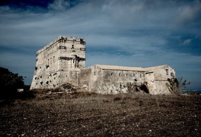 Σπάνιες φωτογραφίες από το εγκαταλελειμμένο βυζαντινό μοναστήρι των Στροφάδων, όπου “έζησε” επιδρομές και σφαγές. Εκεί μόνασε ο Αγ. Διονύσιος. Νέο βιβλίο με τον τελευταίο μοναχό