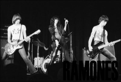 Blitzkrieg Bop. Το τραγούδι των Ramones που προκάλεσε αντιδράσεις. Οι φήμες ότι οι Ramones υποστήριζαν τη ναζιστική ιδεολογία και η πραγματική ερμηνεία του τραγουδιού