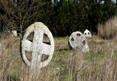 Βογόμιλοι. Ποια ήταν η κυνηγημένη χριστιανική αίρεση με τους στρογγυλούς σταυρούς κοντά στη Θεσσαλονίκη. Πίστευαν ότι ο σατανάς ήταν ο μεγαλύτερος γιος του Θεού και αρνούνταν κάθε εξουσία