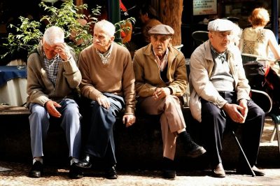 Τα “τιμημένα γηρατειά” και ο θεσμός των ΚΑΠΗ. Το στέκι των ηλικιωμένων, που τους έδωσε λύση στο πρόβλημα της συντροφικότητας. Πώς απογείωσε το θεσμό ο Ανδρέας Παπανδρέου
