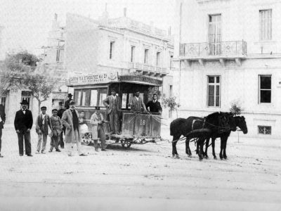 Αυτός είναι ο περίφημος “κωλοσούρτης” που συνέδεε τις γειτονιές της Αθήνας και έφτανε μέχρι το Φάληρο. Τα τραμ είχαν άλογα και αγκομαχούσαν