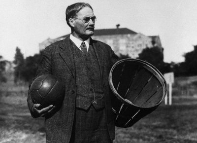 Πώς επινοήθηκε το μπάσκετ ως ένα άθλημα για κλειστό χώρο που θα προστάτευε τους αθλητές από το κρύο. Τα πρώτα καλάθια ήταν κοφίνια για ροδάκινα